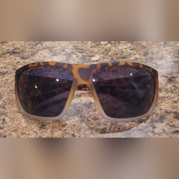 Dot Dash sunglasses in tortoise shell  , gently used but excellent condition - Picture 6 of 7